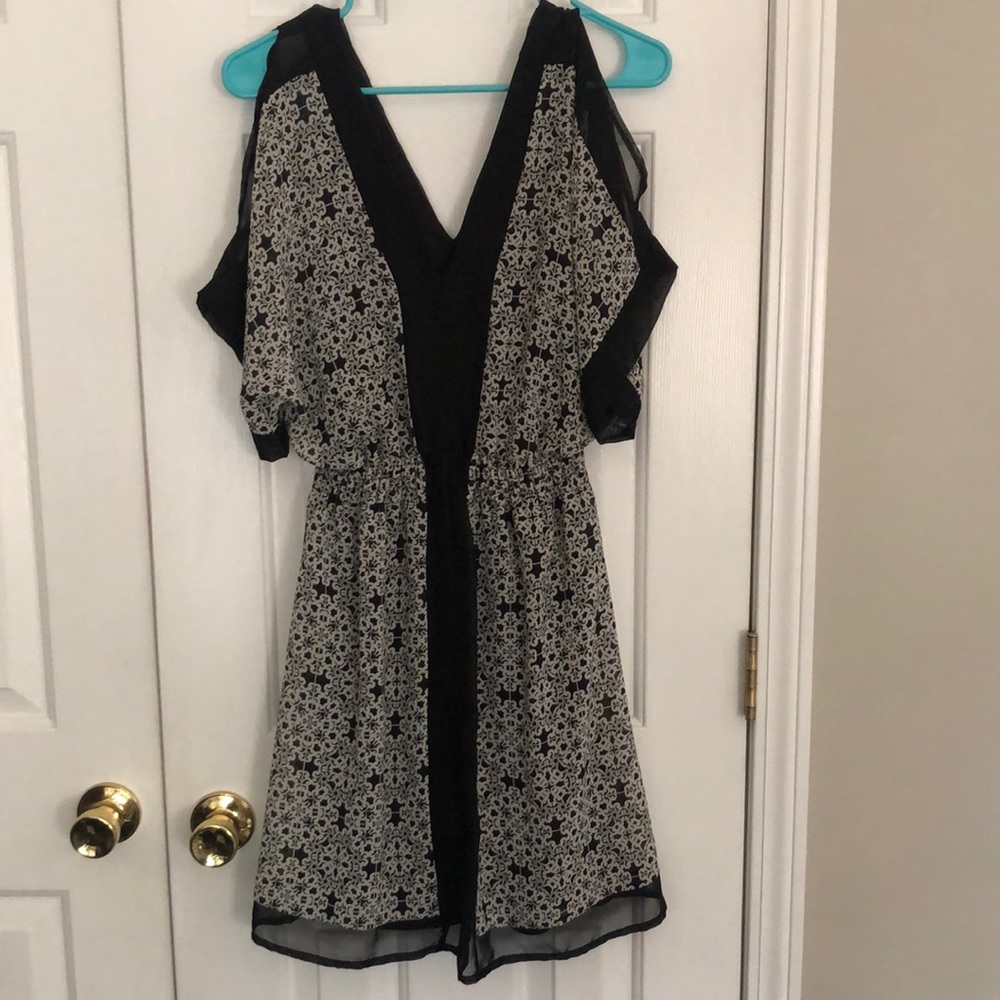 Black&white patterned cold shoulder dress Sz-S